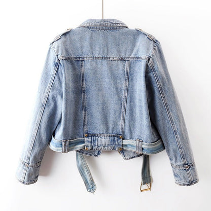 Dames Cropped Denim Jas met Decoratieve Knopen en Riem - Jorisenmerle